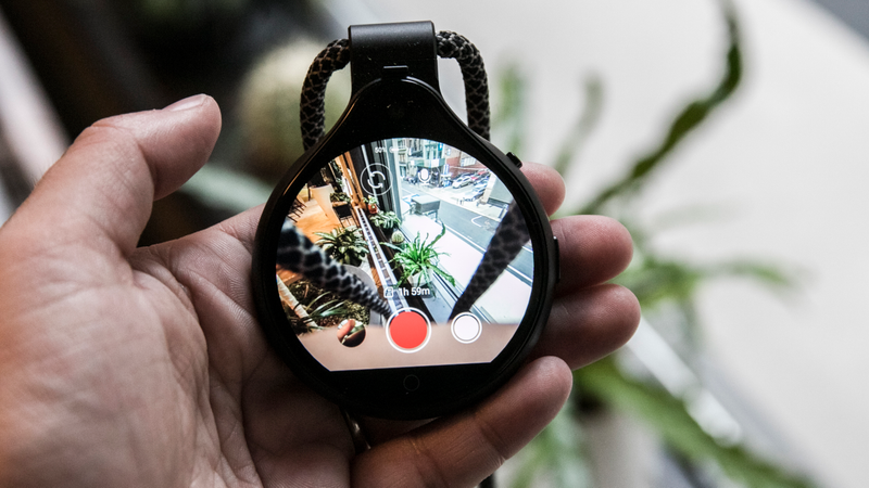 It’s hard to keep your fingers out of the shot. (Image: Alex Cranz/Gizmodo)